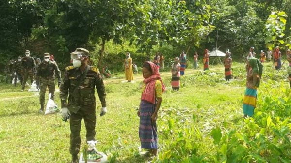 দীঘিনালায় অসহায় মানুষের বাড়ি বাড়ি ত্রাণ পৌঁছে দিল সেনাবাহিনী