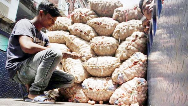 পাইকারিতে আরও কমেছে পেঁয়াজের দাম