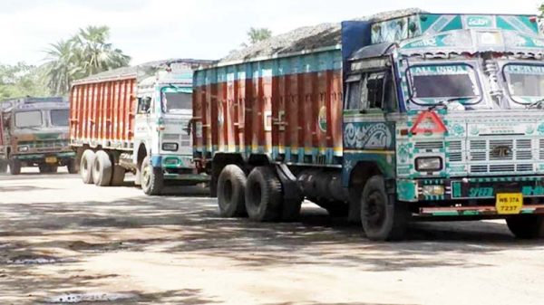 ভোমরা স্থলবন্দরে প্রবেশের অপেক্ষায় ১৬৫ ট্রাক পেঁয়াজ