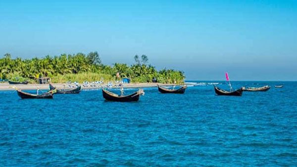 আজ ফিরছেন সেন্টমার্টিনে আটকে পড়া পর্যটকরা