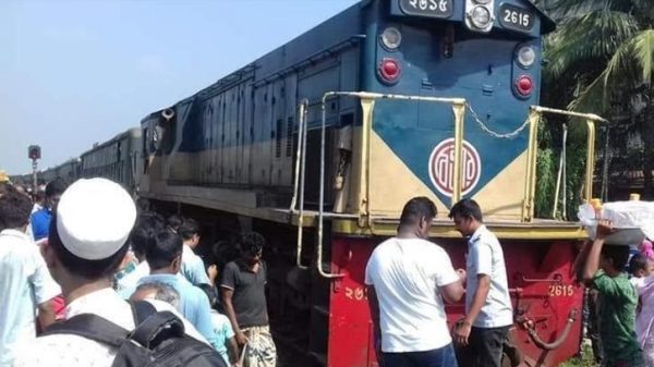 গাজীপুরে কমিউটার ট্রেনের ইঞ্জিন লাইনচ্যুত