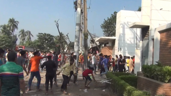 গাজীপুরে শ্রমিক অসন্তোষ : মহাসড়ক অবরোধ, গাড়ি ভাঙচুর