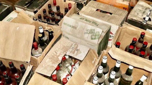 গোপনে মদ বিক্রি ভ্যাট ফাঁকির অভিযোগে মগবাজারে মদের বারে ভ্যাট গোয়েন্দার অভিযান