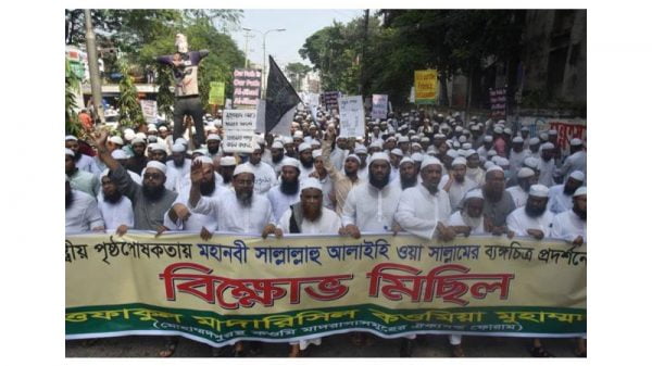 দেশজুড়ে আলেমদের প্রতিবাদ অব্যাহত, ম্যাক্রোর কুশপুত্তলিকা দাহ