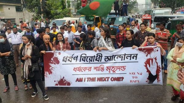 ধর্ষকদের বিচারের দাবিতে শিক্ষার্থীদের শাপলা চত্বর অবরোধ