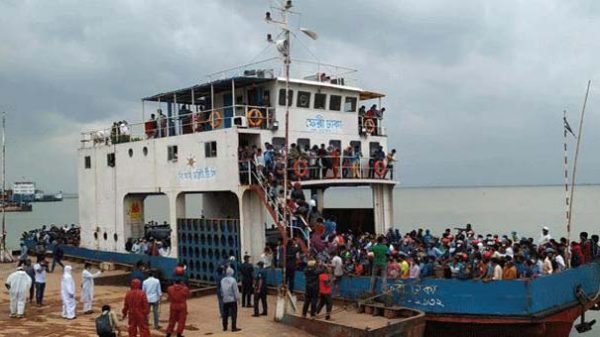 নাব্যতা সংকটে শিমুলিয়া-কাঁঠালবাড়ী নৌরুটে ফেরি চলাচল বন্ধ