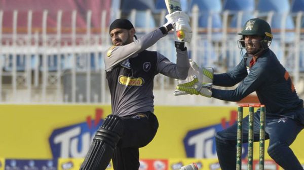 প্রথম এশিয়ান হিসেবে টি-টোয়েন্টিতে শোয়েব মালিকের ১০ হাজার রান