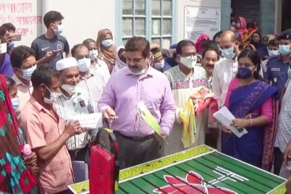 প্রধানমন্ত্রীর উপহার পেলেন ঝিনাইদহের সেই প্রতিবন্ধী নারী ও আমজাদ আলী