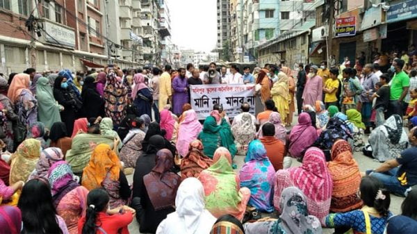 বকেয়া বেতন কমানোর দাবিতে মনিপুর স্কুলের অভিভাবকদের সড়ক অবরোধ