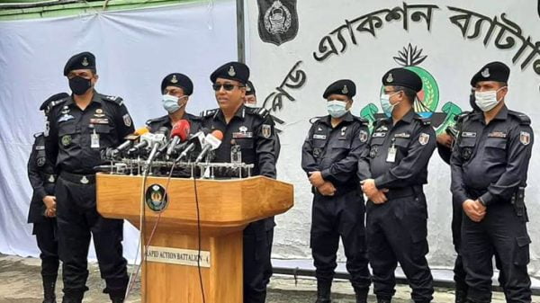 বাইরে কেরাম বোর্ড আর ভেতরে মদ-জুয়ার আসর 