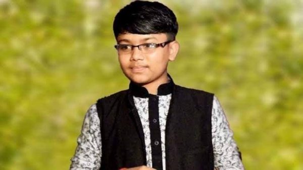 বাবার সামনে ছেলেকে গুলি করে হত্যা