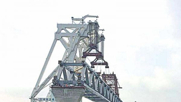 বৈরী আবহাওয়ায় বসানো যায়নি পদ্মাসেতুর ৩৪তম স্প্যান