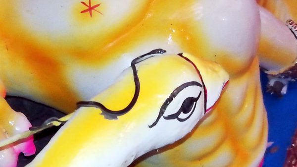 মন্দিরের প্রতিমার উপর ৫ দিন ধরে জীবন্ত সাপ!