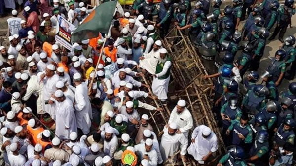 মহানবীকে নিয়ে কটূক্তি : ফরাসি দূতাবাস ঘেরাও কর্মসূচিতে পুলিশের বাধা