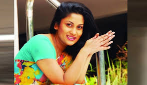 মা অসুস্থতায় দেশে ফিরলেন শ্রাবন্তী