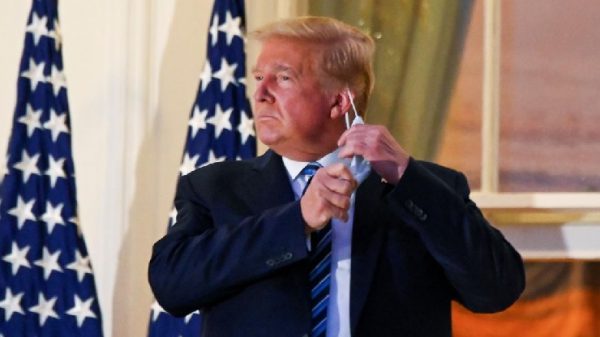 মুখে মাস্কই রাখলেন না ট্রাম্প !