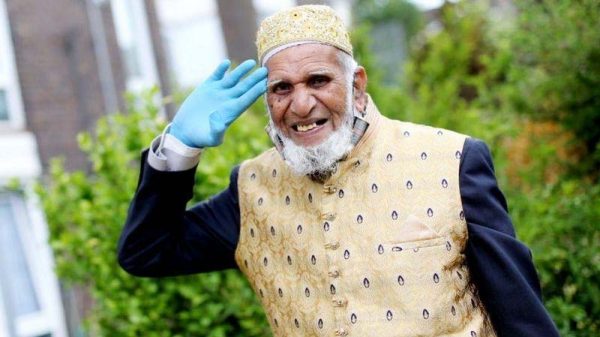 রানির সম্মাননা পেলেন শতবর্ষী ব্রিটিশ বাংলাদেশি দবিরুল