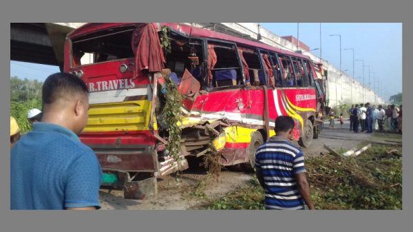 রেলক্রসিংয়ে ট্রেনের ধাক্কায় প্রাণ গেল ৩ বাসযাত্রীর