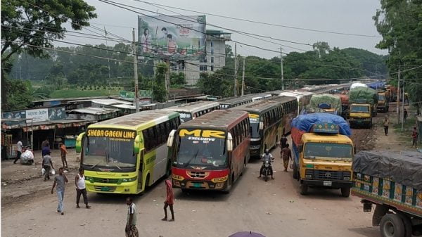 শিমুলিয়া-কাঁঠালবাড়ি নৌরুট বন্ধ : পাটুরিয়ায় যানবাহনের দীর্ঘ সারি