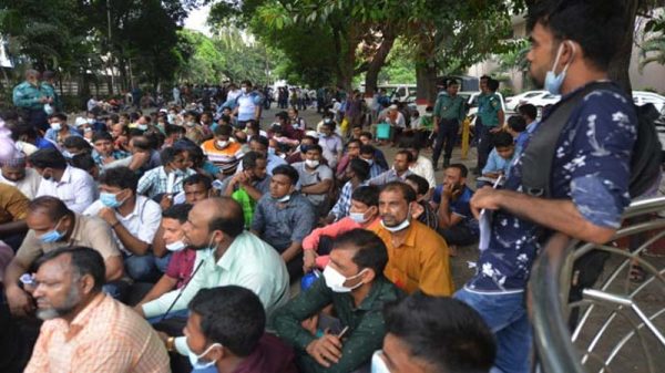 সৌদি এয়ারলাইন্সের টিকিট প্রত্যাশী প্রবাসীদের উপচেপরা ভিড়