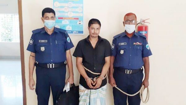 হোমনায় চার বছরের সাজাপ্রাপ্ত পলাতক আসামী ইয়াবাসহ আটক
