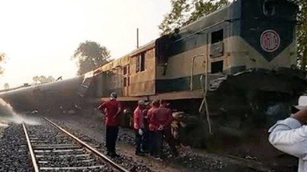 ১০ ঘণ্টা পর ঢাকা-খুলনা ট্রেন চলাচল স্বাভাবিক