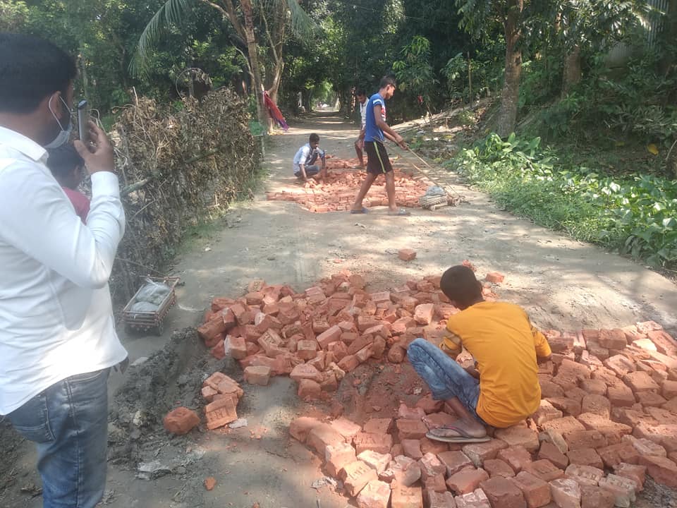 সিংগাইর এ স্বেচ্ছাসেবক লীগের প্রচেষ্টায় বিভিন্ন এলাকার রাস্তা মেরামতের কাজ চলছে