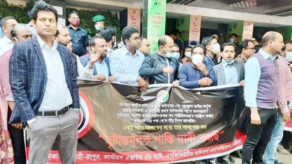 যুগ্ম কমিশনার বরখাস্তের দাবিতে চলা বিক্ষোভ আশ্বাসে স্থগিত