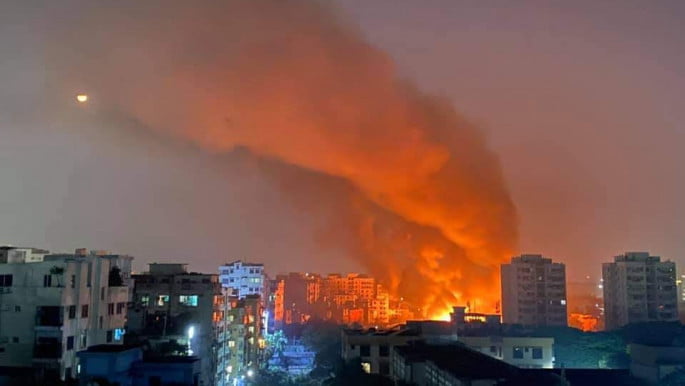 মধ্যরাতে মহাখালীর সাততলা বস্তিতে ভয়াবহ আগুন