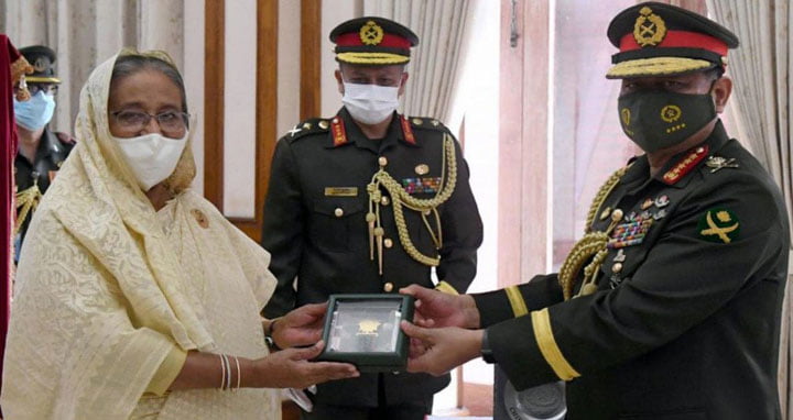 সেনাবাহিনী প্রধানকে ‘সেনাবাহিনী পদক’ দিলেন প্রধানমন্ত্রী