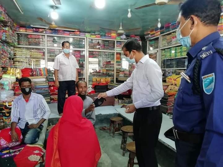 গোপালপুরে মাস্ক ব্যবহারে সচেতনামূলক প্রচারণা ও মাস্ক বিতরণ