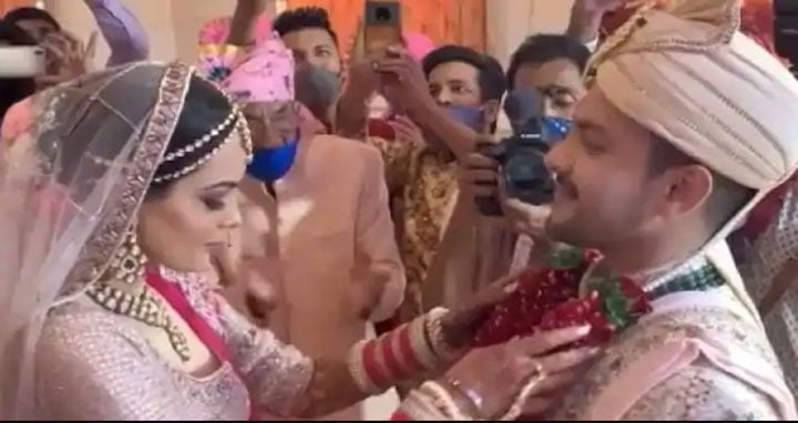 বিয়ের আসরে ছিড়ে গেল পাজামা, চরম হয়রানির মুখে আদিত্য!