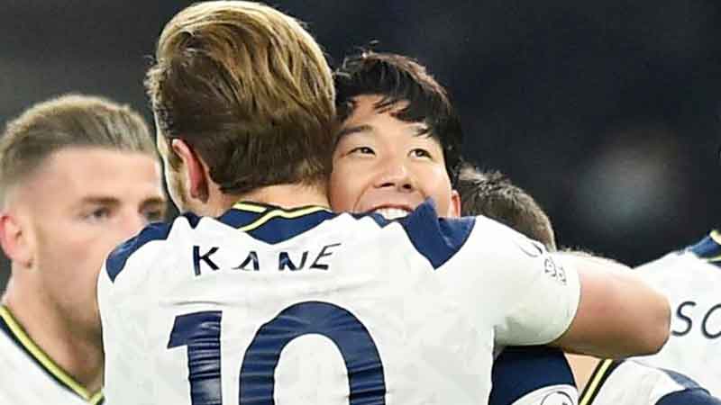 অ্যানফিল্ডে দর্শক ফেরার দিনেই রোনালদোকে ছুঁলেন সালাহ