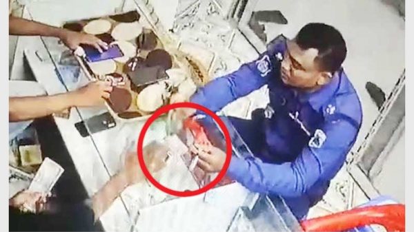 রাজশাহীতে পুলিশের ঘুষ নেওয়ার ভিডিও ভাইরাল