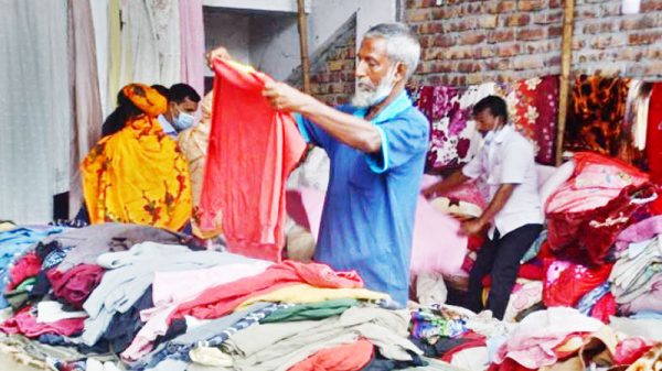 শীতের পোশাকে জমে উঠেছে খুলনার ফুটপাত