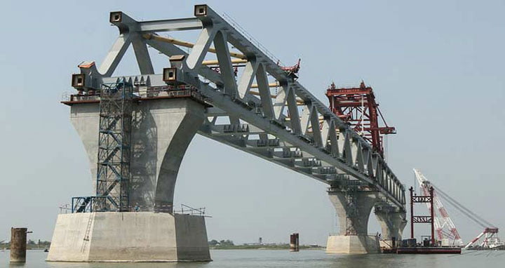 পদ্মা সেতুতে বসলো ৪০তম স্প্যান, আর বাকি একটি