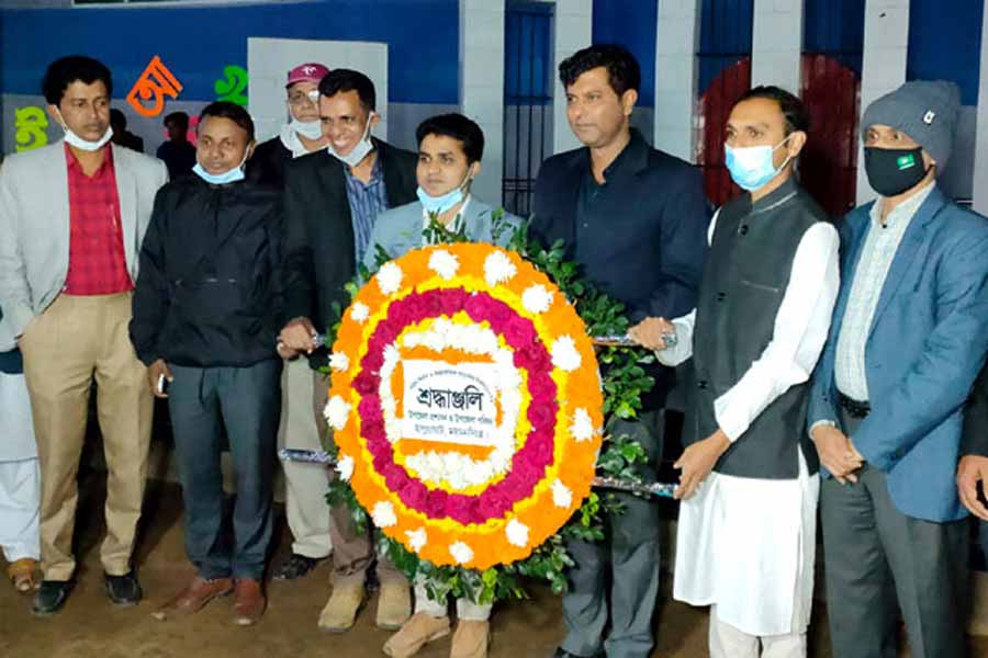 হালুয়াঘাটে কেন্দ্রীয় শহীদ মিনারে ফুল দিয়ে শ্রদ্ধা জানিয়েছেন সর্বস্তরের মানুষ।