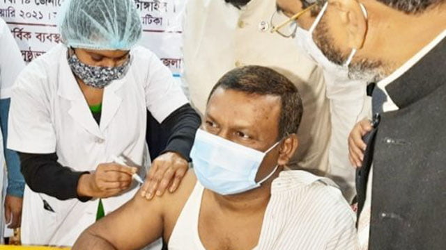 টাঙ্গাইলে প্রথম করোনা টিকা নিলেন জেলা প্রশাসক ড. মো. আতাউল গণি