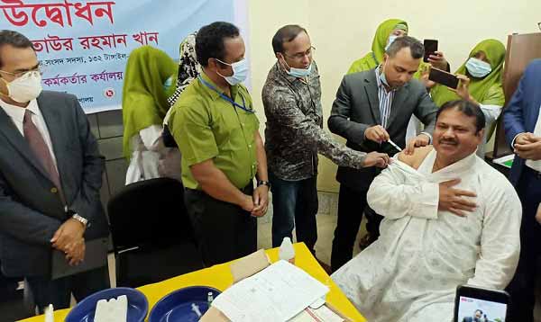 পৌর মেয়রের প্রথম টিকা গ্রহণে ঘাটাইলে টিকাদান কার্যক্রমের উদ্বোধন