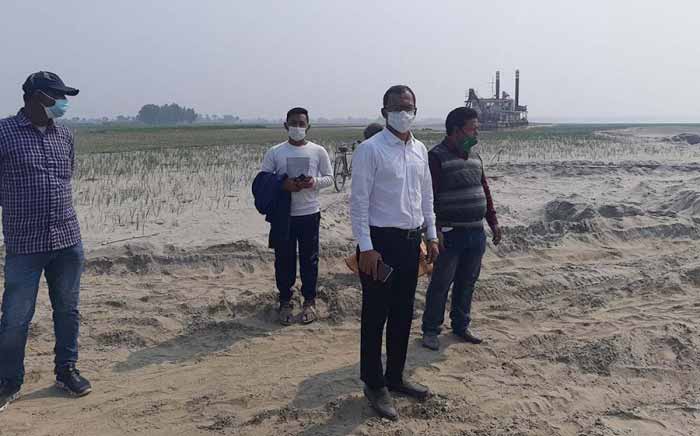 দেওয়ানগঞ্জে যমুনায় অবৈধভাবে বালু তোলা বন্ধে অভিযান