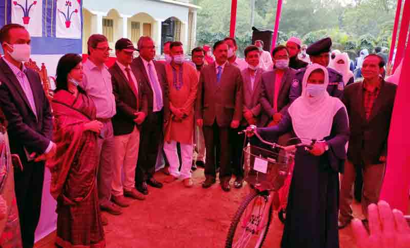 শ্রীবরদীতে দরিদ্র ছাত্রীরা পেল বাইসাইকেল