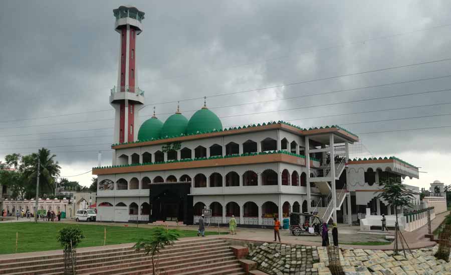 ঐতিহাসিক পাগলা মসজিদ : মানুষের দানে মানুষের সেবা