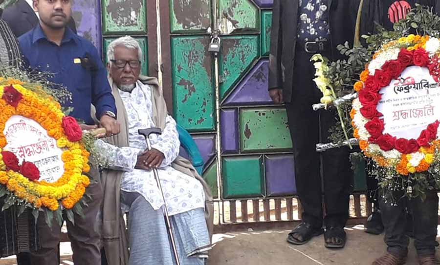 ঈশ্বরগঞ্জে শহীদ মিনারে ফুল দিতে গিয়ে বাঁধার মুখে ভাষাসৈনিক