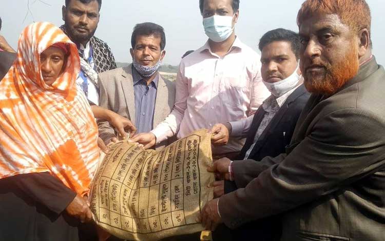 পাকুন্দিয়ার ৪৫০ পরিবার পেল প্রধানমন্ত্রীর উপহার