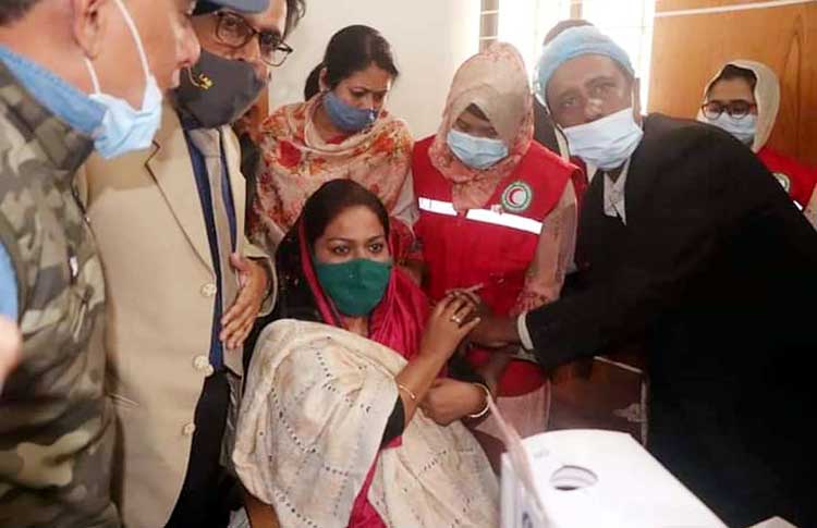 কিশোরগঞ্জে প্রথম করোনা টিকা নিলেন সৈয়দা জাকিয়া নূর লিপি এমপি