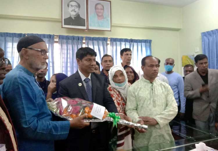 মদনে নবনির্বাচিত পৌর মেয়রের দায়িত্ব গ্রহণ