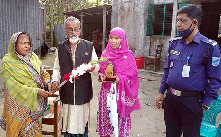 টাঙ্গাইলে শ্বশুর-শাশুড়ির সেবা করলেই পুত্রবধূকে উপহার দিচ্ছেন ওসি