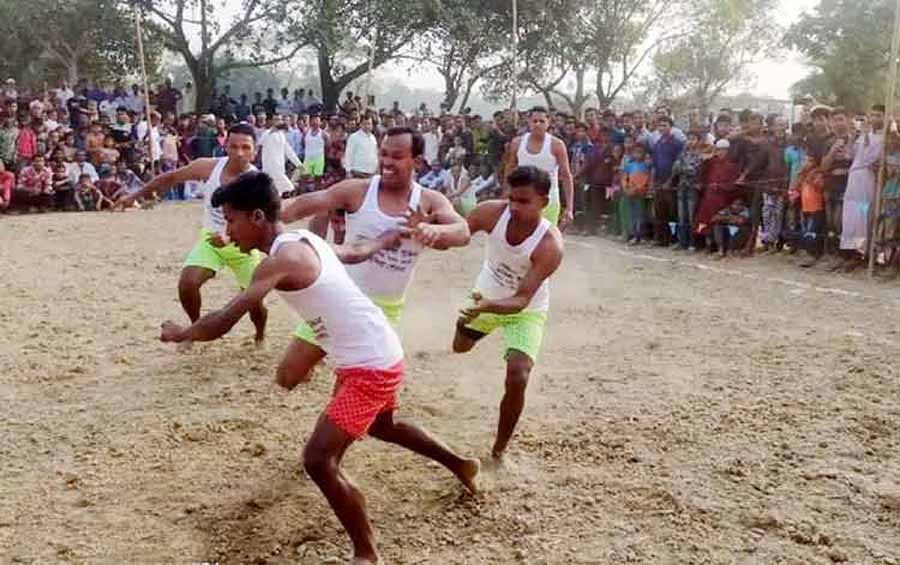 পাকুন্দিয়ায় দেশী-প্রবাসীর কাবাডি খেলা দেখতে উপচে পড়া ভীড়