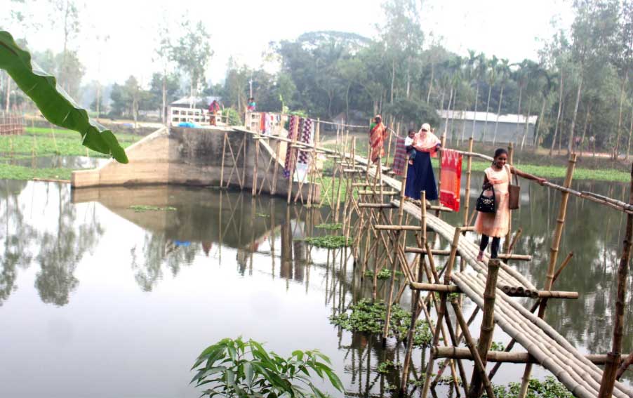 সাঁকো দিয়ে সেতু পারাপার