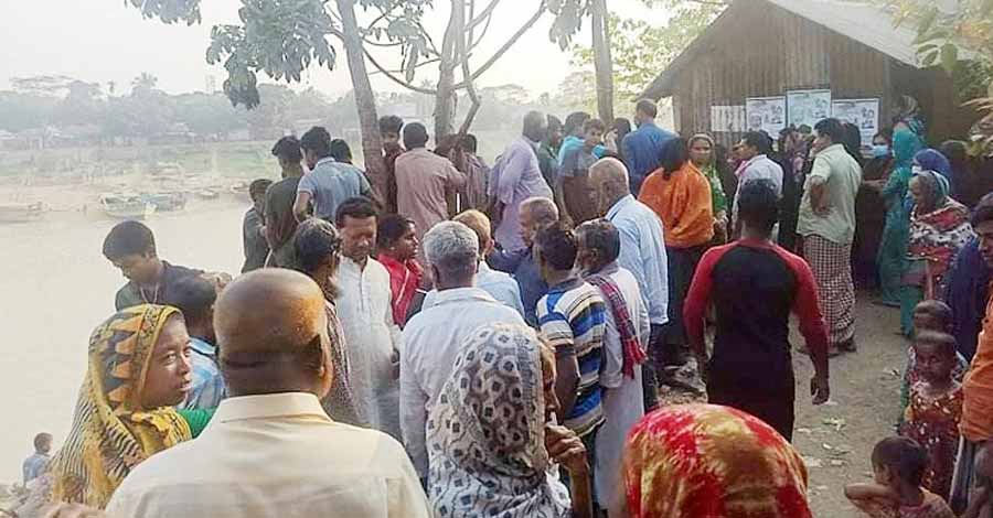 পাশের বাড়িতে মিলল হাত-পা ও মুখ বাঁধা গৃহবধূর মরদেহ